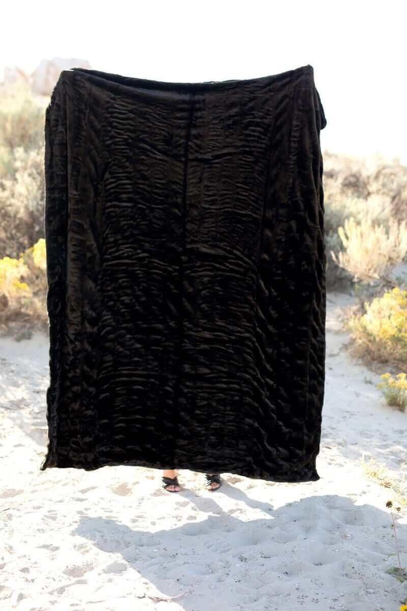 Hugs Black Blanket - Image 5