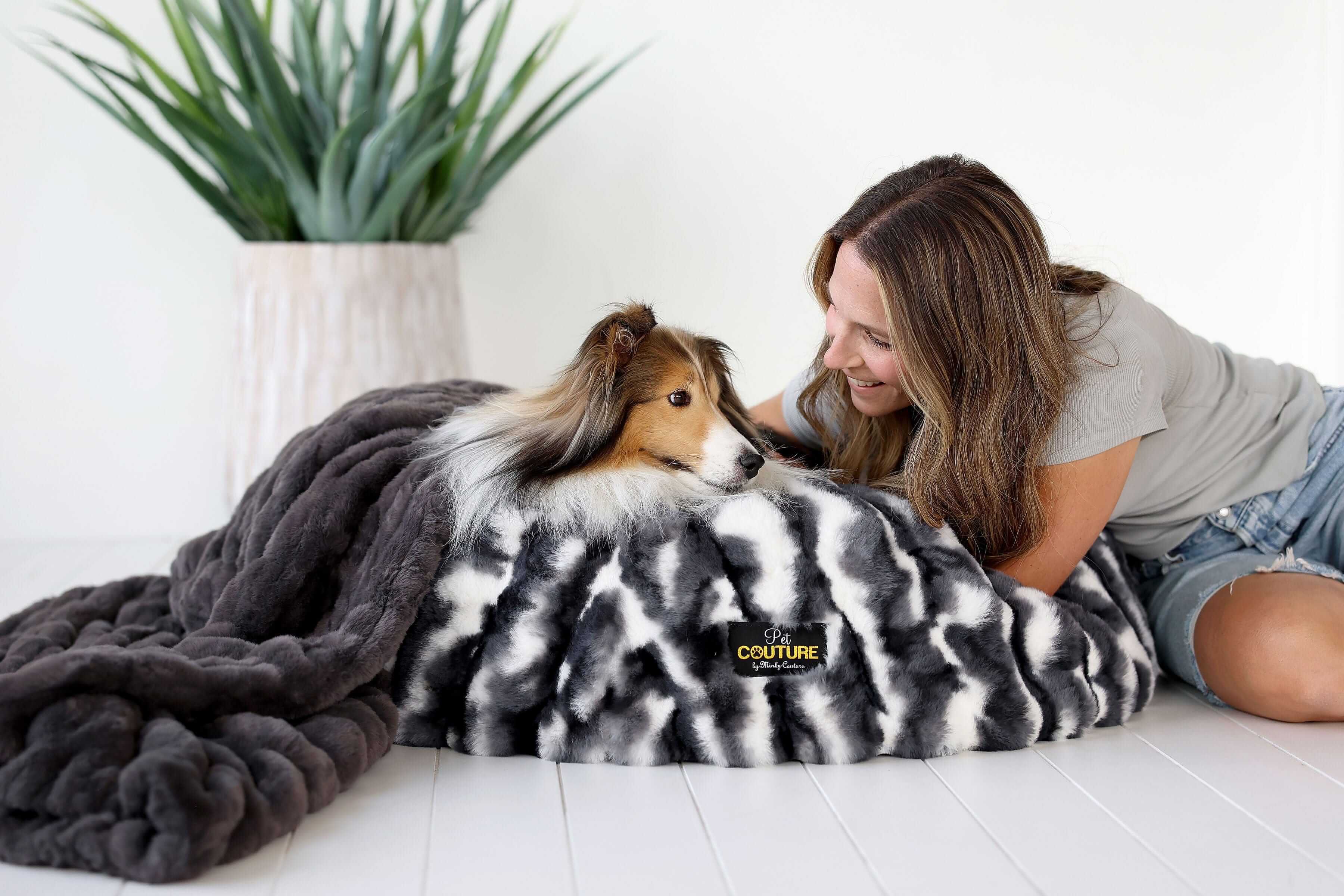 Cloudy Day Black Pet Bed - Image 3