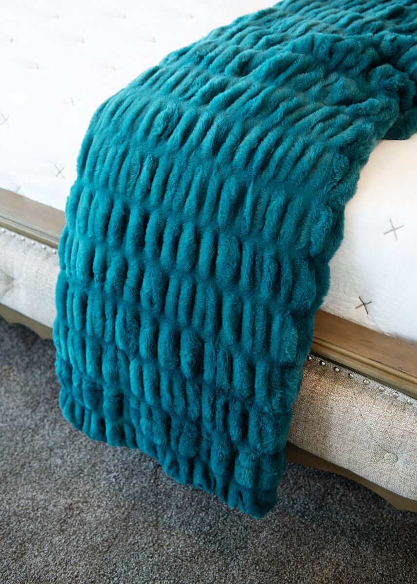 Hugs Deep Lake Blanket - Image 2