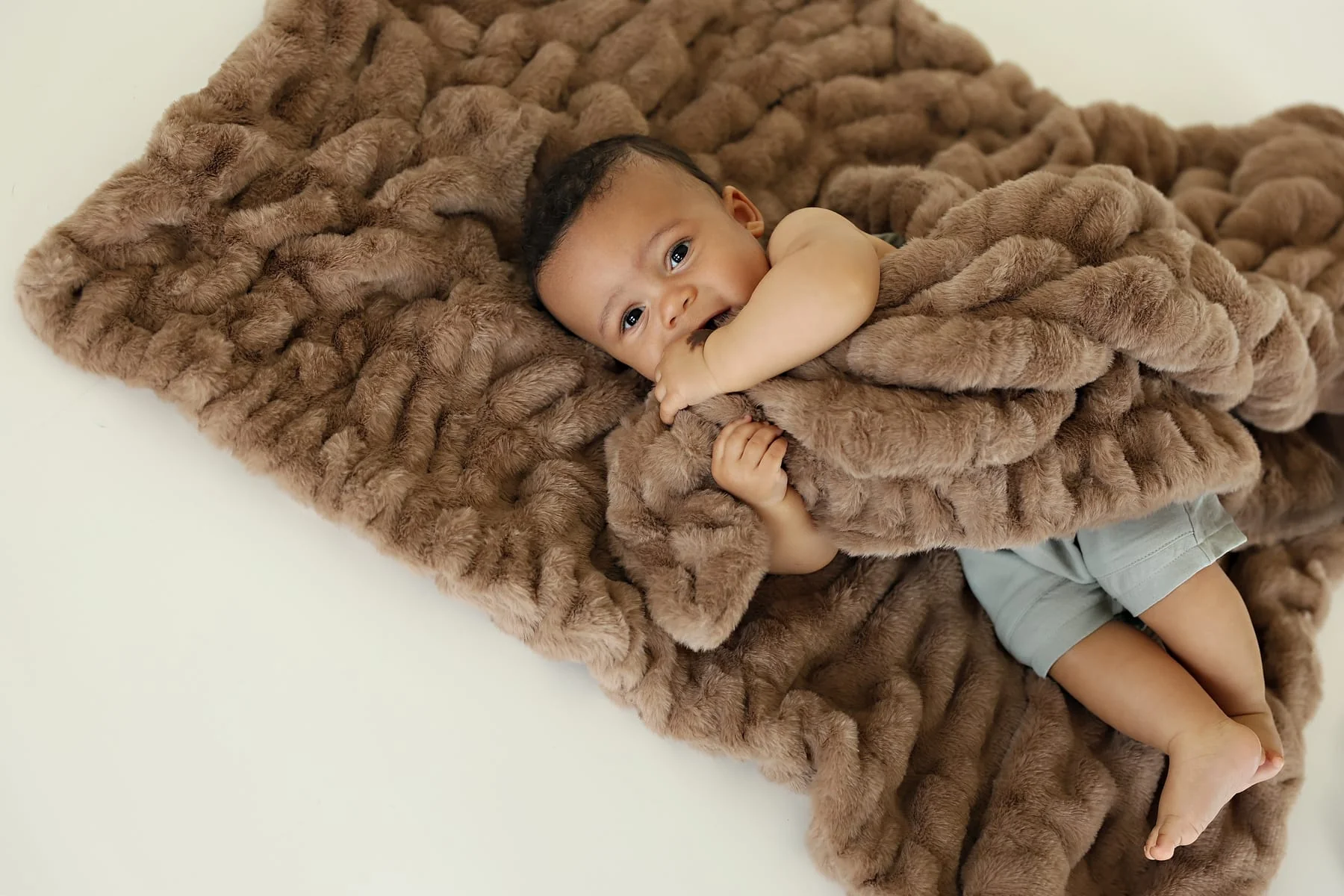 Hugs Milk Chocolate Blanket - Image 6