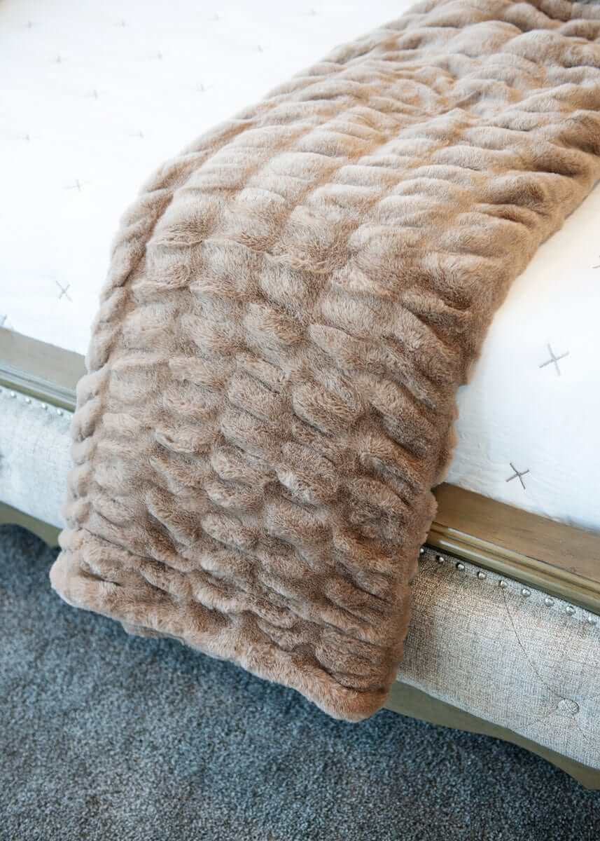 Hugs Milk Chocolate Blanket - Image 7