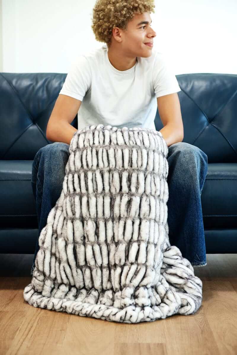 Hugs Obsidian Blanket - Image 5