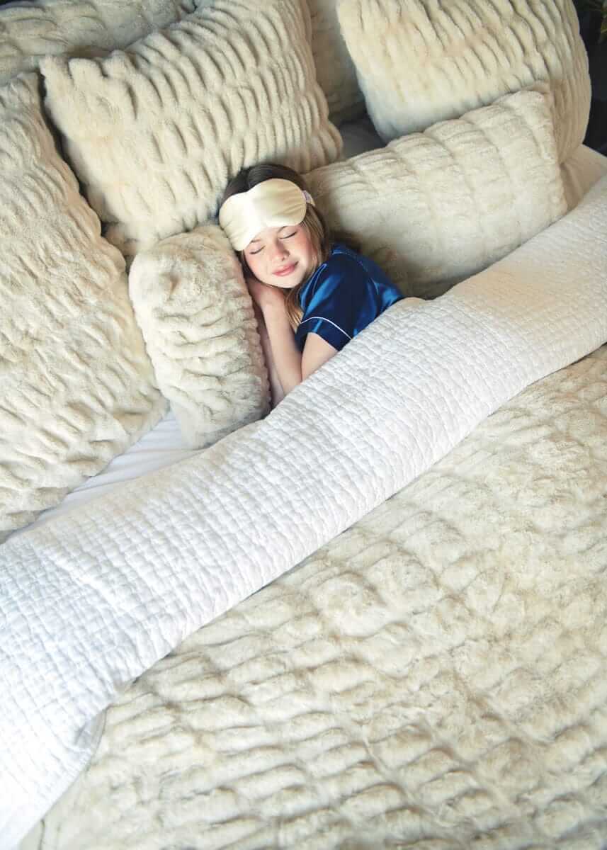 Hugs Ancient Scroll Duvet - Image 4