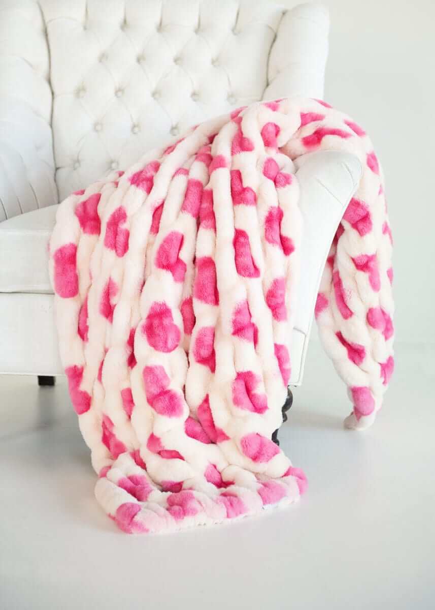 Hugs Heart Pink Blanket - Image 2
