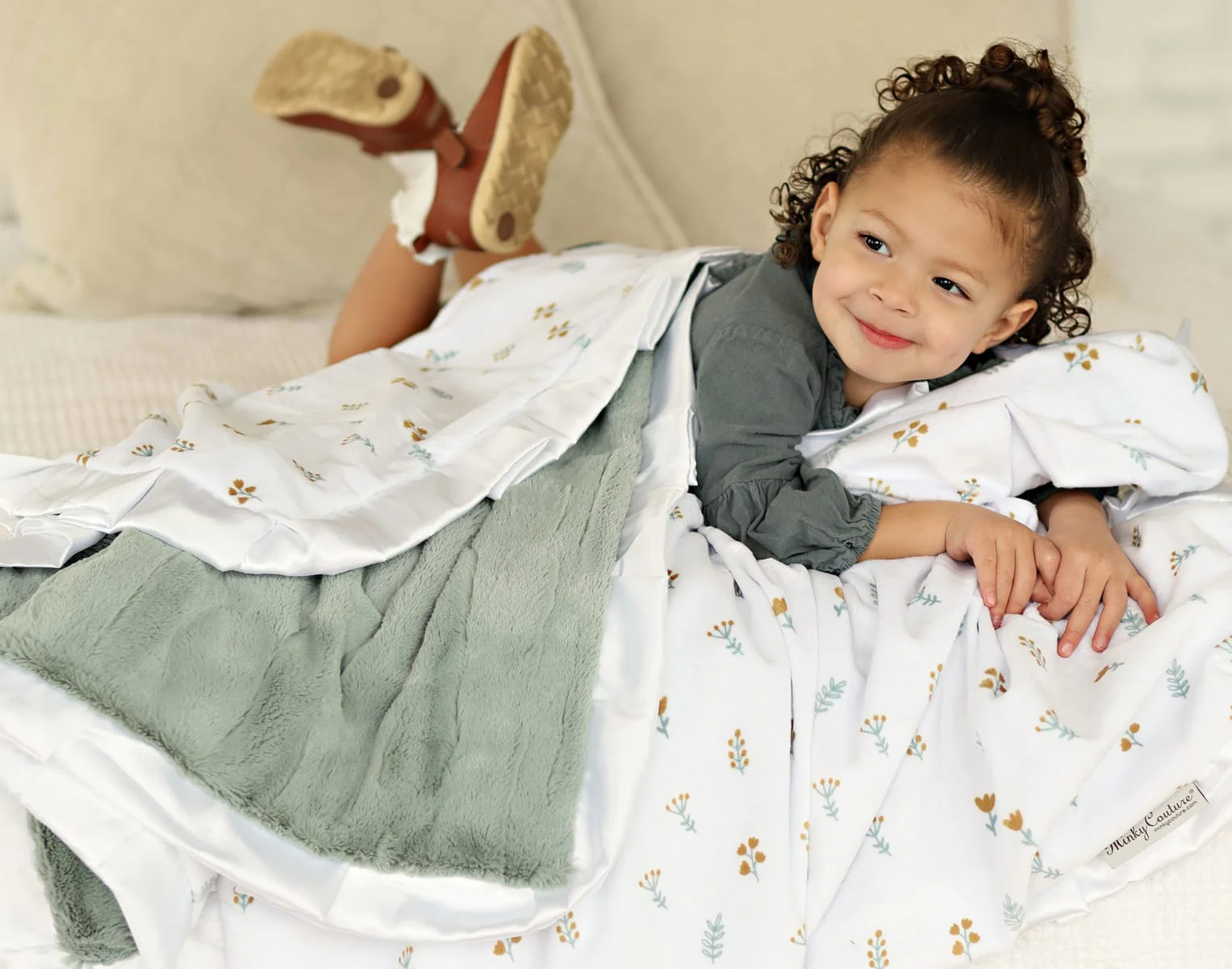 Itsy Bitsy Flower Gold Blanket - Image 3