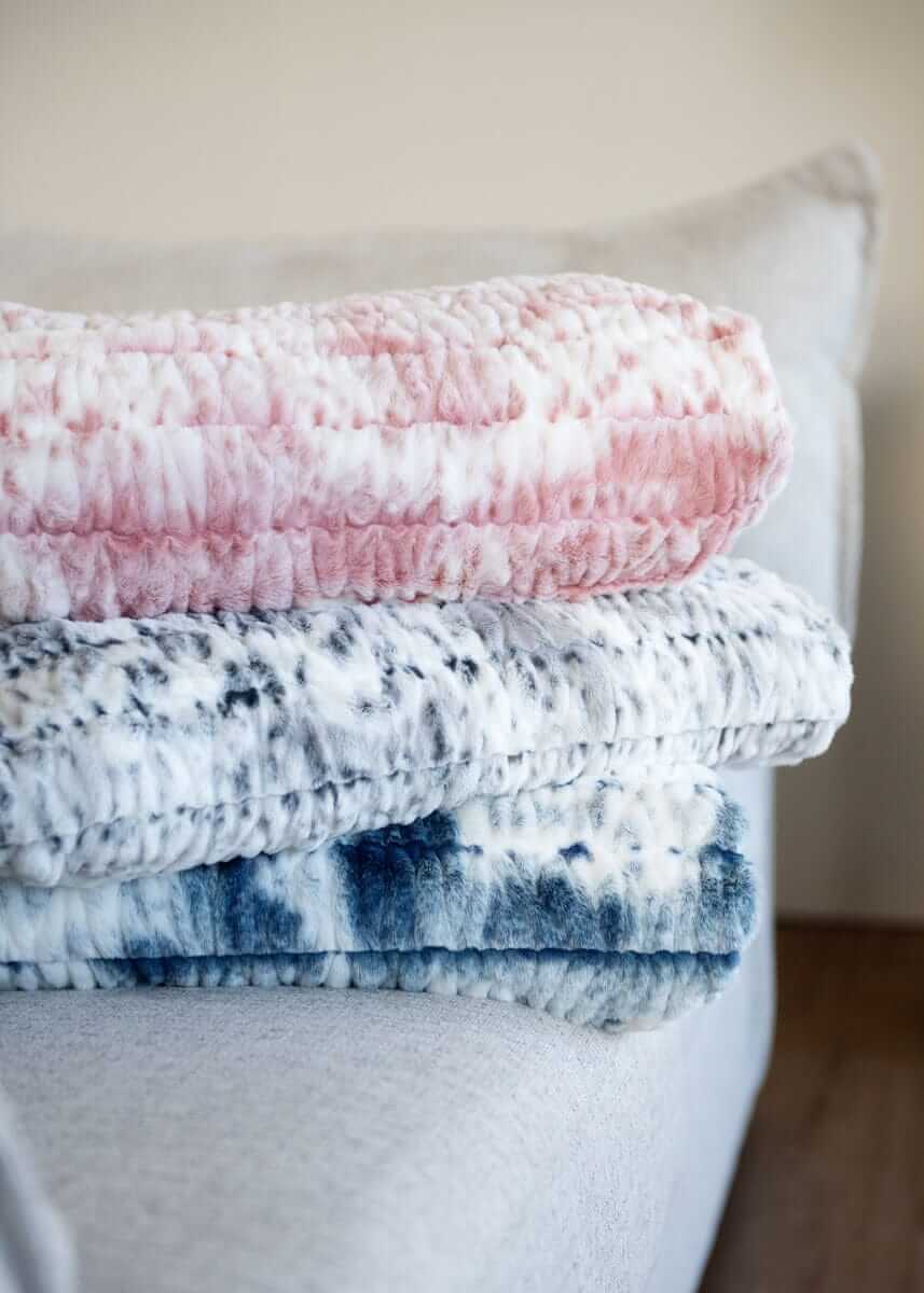 Sandra Plush Navy Blanket - Image 2