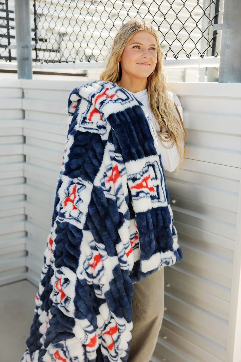 University of Arizona Wildcats Blanket - Hugs - Image 2
