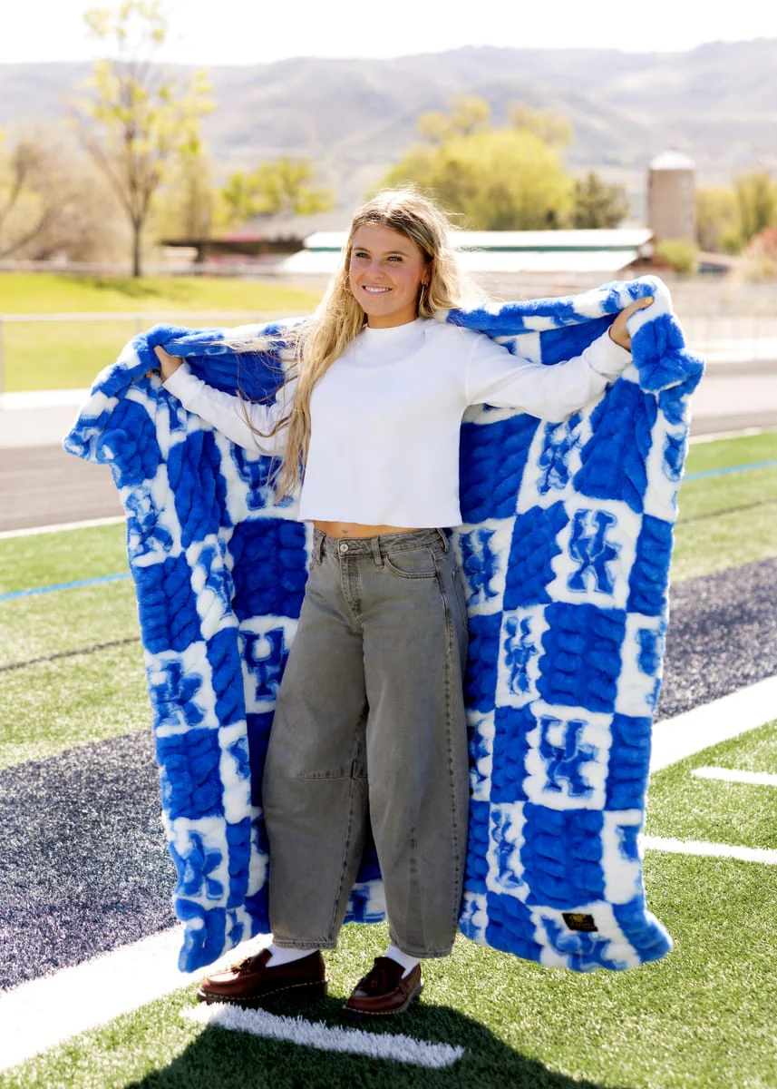 University of Kentucky Wildcats Blanket - Hugs - Image 3