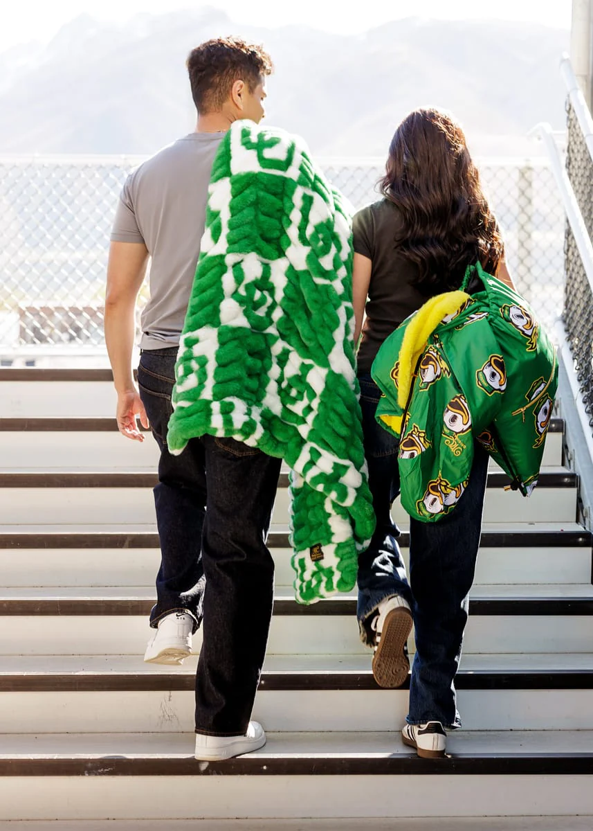 University of Oregon Ducks Blanket - Hugs - Image 4